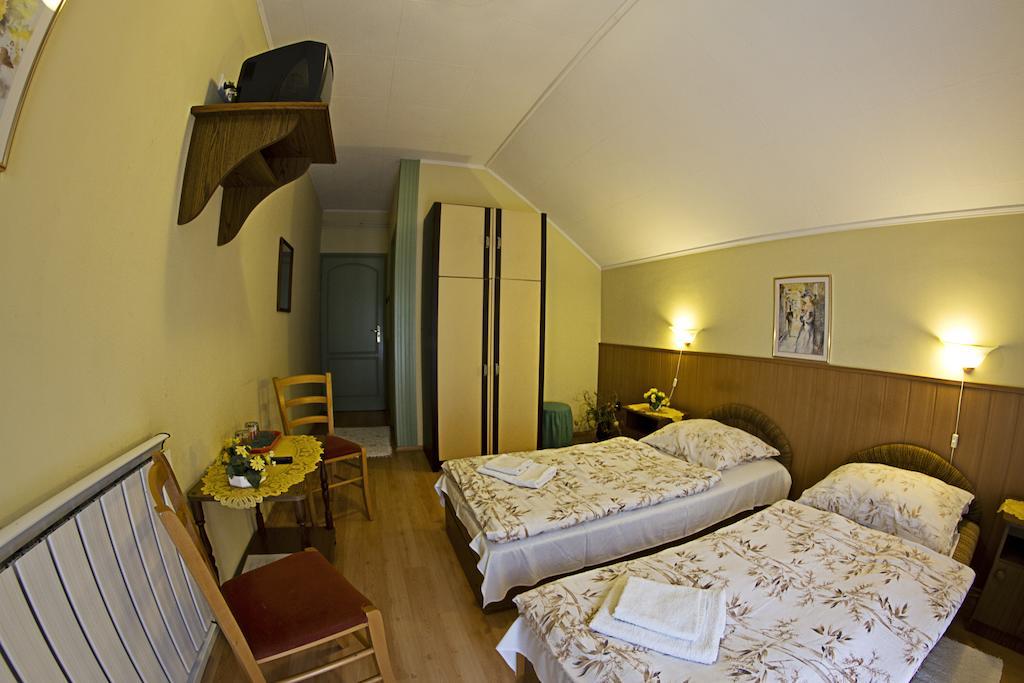Muskatli Panzio Bed & Breakfast Gyor Room photo